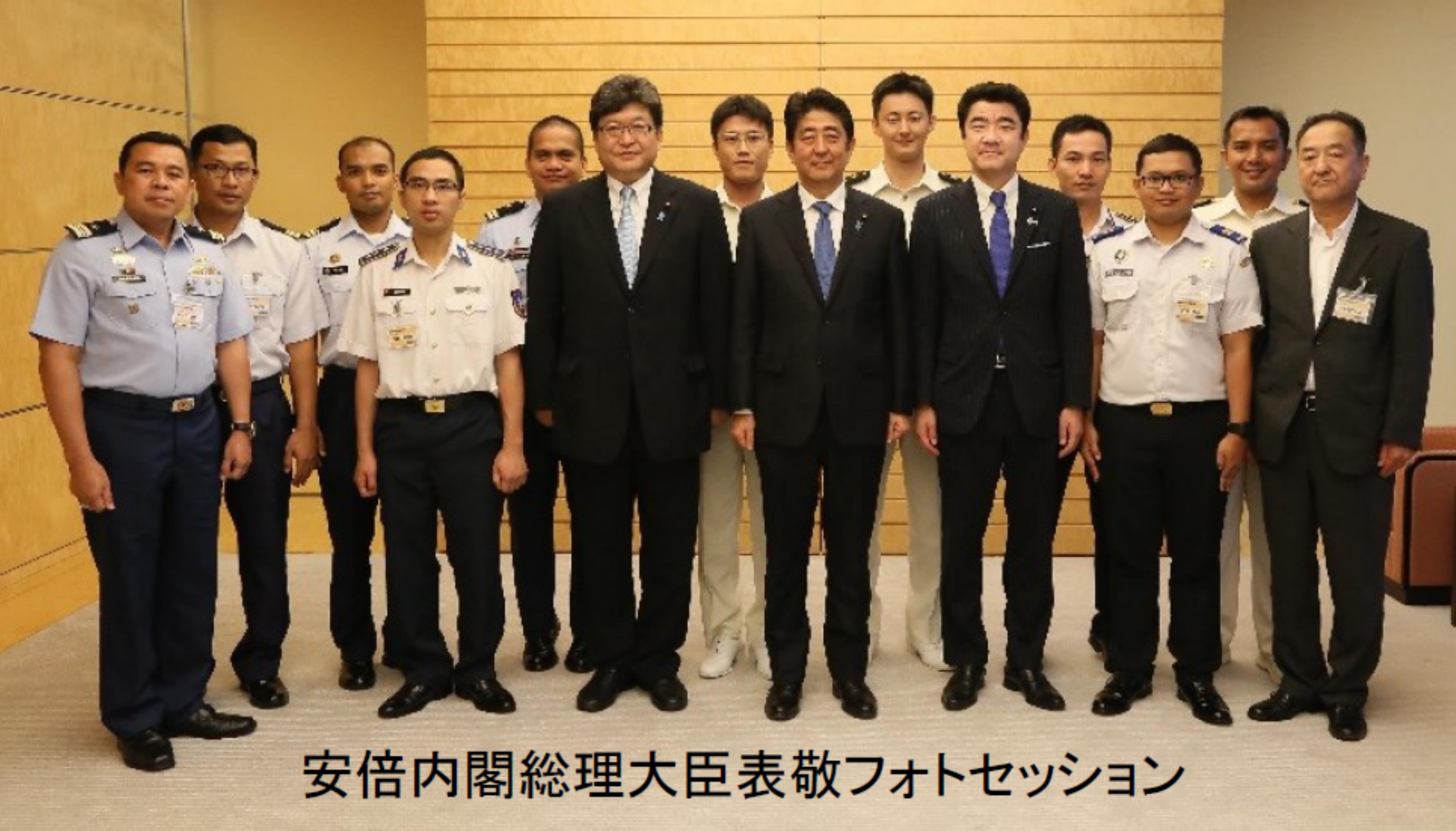 安倍さんらと記念撮影